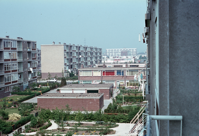 831376 Gezicht op enkele garages en tuinen gelegen tussen de flatgebouwen aan de Magelhaenlaan (links) en Columbuslaan ...